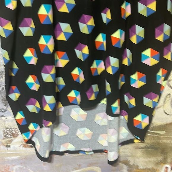LuLaRoe  IMA Hexagon high-low geometric tunic medium - Picture 8 of 9